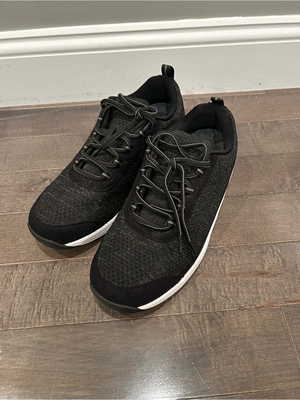Men's Black Knit Casual Sneakers with White Sole size 10.5 Wide 2E